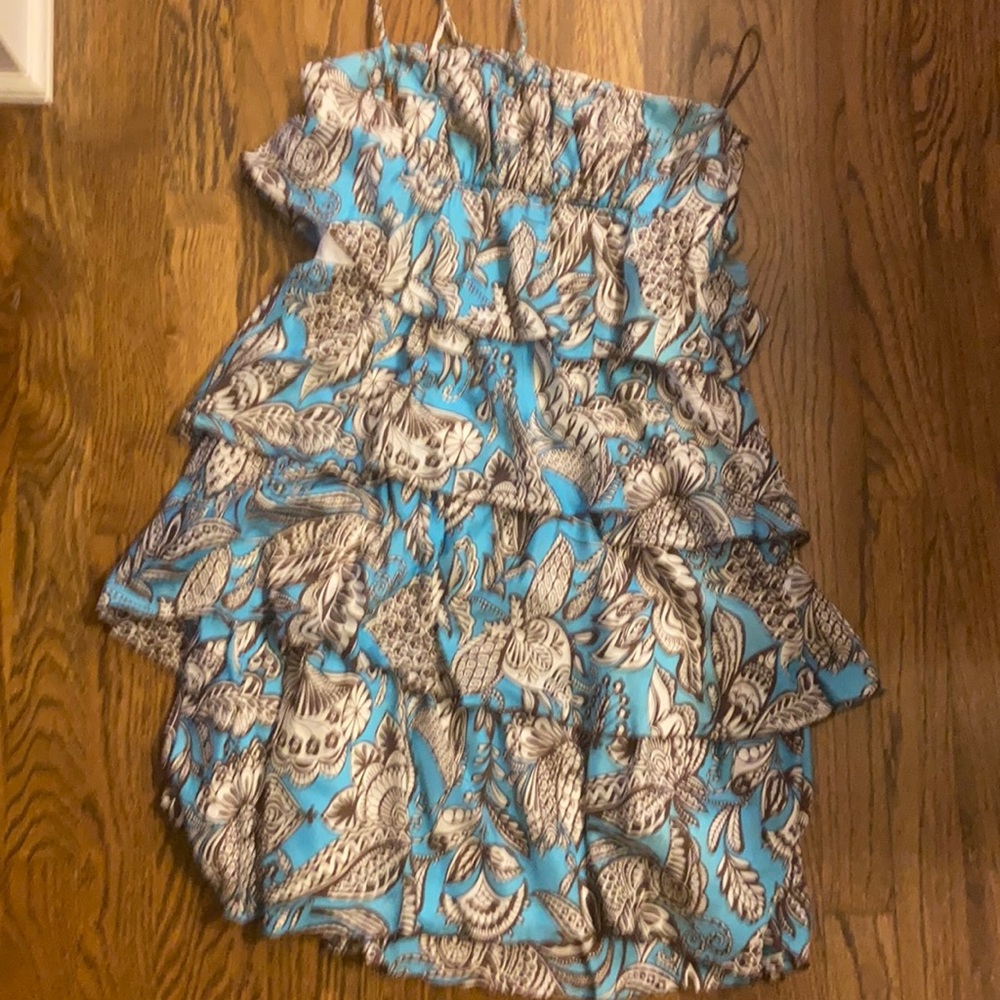 Trina Turk adorable flowy print dress in size 4.Ties at neck like halter